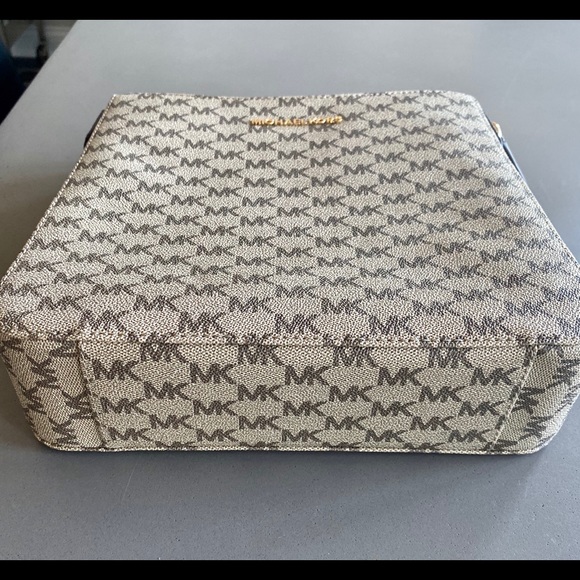 Michael Kors Jet Set Messenger - Picture 5 of 5